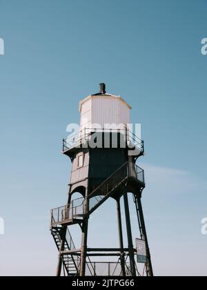 Der Dovercourt Victorian High Lighthouse an der Sommerküste von Harwich in Essex England - historischer gusseiserner Leuchtturm blauer Himmel Stockfoto