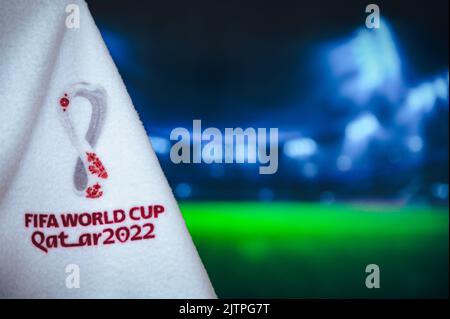 DOHA, KATAR, 30. AUGUST 2022: Fußballstadion in der Nacht. Fußball-Hintergrund für die FIFA Fußball-Weltmeisterschaft 2022. Black Edit Space, Wallpaper für Katar 2022 Stockfoto