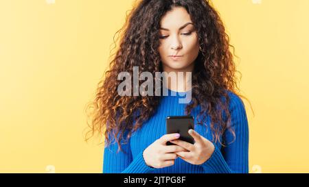 Frau Smartphone Zweifel Skepsis misstrauisch vorsichtig Stockfoto