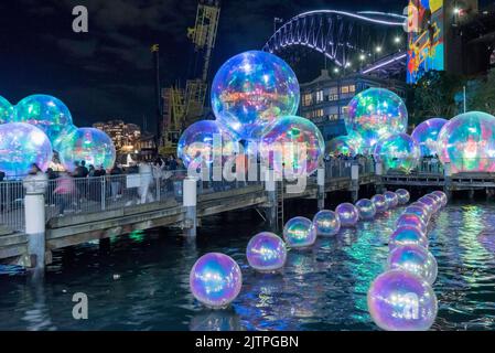 Ephemere ozeanische, die farbigen Kugeln installiert in Walsh Bay unterhalb der Sydney Harbour Bridge für Vivid 2022 in Sydney, Australien Stockfoto