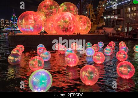 Ephemere ozeanische, die farbigen Kugeln installiert in Walsh Bay unterhalb der Sydney Harbour Bridge für Vivid 2022 in Sydney, Australien Stockfoto