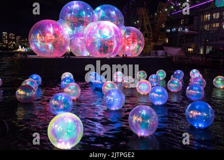 Ephemere ozeanische, die farbigen Kugeln installiert in Walsh Bay unterhalb der Sydney Harbour Bridge für Vivid 2022 in Sydney, Australien Stockfoto