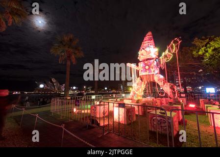 Die zeitgenössische Skulptur Earth Gottheiten von Ramesh Nithiyendran füllt den Dixon Park in Sydney während Vivid Sydney 2022 mit Licht und Ton Stockfoto