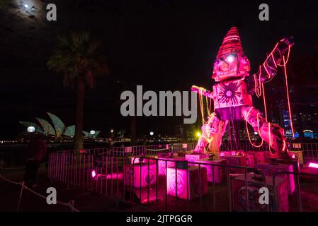 Die zeitgenössische Skulptur Earth Gottheiten von Ramesh Nithiyendran füllt den Dixon Park in Sydney während Vivid Sydney 2022 mit Licht und Ton Stockfoto