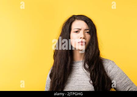 Die junge Frau, die die Skepsis runzelte, zweifelt an, dass sie ungläubig ist Stockfoto