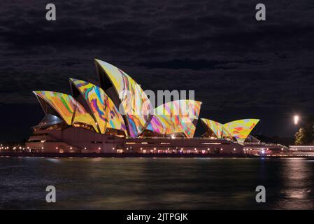 Das Opernhaus von Sydney und ein Teil des Circular Quay wurden bei Nacht während des Vivid Sydney 2022 in Australien mit bunten Projektionen beleuchtet Stockfoto