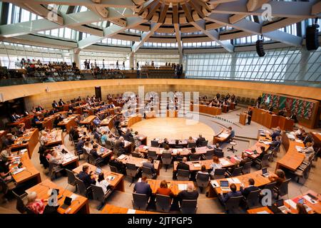 Düsseldorf, Deutschland. 01. September 2022. Ansicht des Plenarsaals des landtags. Thema der landtagsversammlung sind die Reaktionen auf die Regierungserklärung von Ministerpräsident Wüst. Zudem will eine breite parlamentarische Mehrheit aus CDU, SPD, Grünen und FDP die Landesregierung anweisen, sich für eine Partnerregion in der Ukraine für das Land einzusetzen. Kredit: Thomas Bandeyer/dpa/Alamy Live Nachrichten Stockfoto