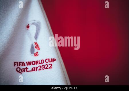 DOHA, KATAR, 30. AUGUST 2022: Roter Hintergrund für die FIFA Fußball-Weltmeisterschaft in Katar 2022. Offizielles Logo der Fußball-Weltmeisterschaft auf weißer Decke. Red Edit Sp Stockfoto