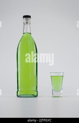 Grüner Alkohol absinth Tinktur oder Schnaps mit Sirup, Wodka, Limette Stockfoto