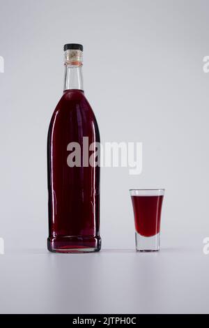 Starker Alkoholkonsum, farbige Tinktur oder Whiskey, Rum, Wermut, Brandy, Wein Stockfoto