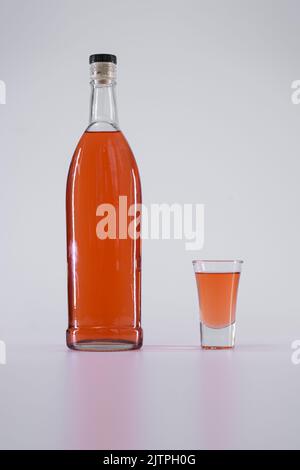 Starker Alkoholkonsum, farbige Tinktur oder Whiskey, Rum, Wermut, Brandy, Cognac Stockfoto