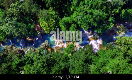 Luftaufnahme des Kuang Si Wasserfalls in Luang Phabang, Laos. Stockfoto