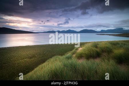 Isle of Harris, Hebriden, Schottland. Letztes Licht über Taransay und die North Harris Hills von oben auf den Dünen bei Luskentire. Stockfoto