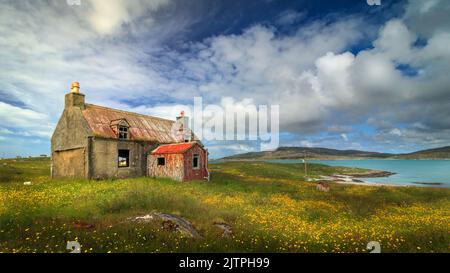 Verlassene Croft House auf der Isle of Eriskay, Hebrides, Schottland verlassene Croft Houses werden oft als verlassene bezeichnet. Das stimmt nicht ganz. Ja, sie ha Stockfoto