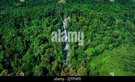 Luftaufnahme des Kuang Si Wasserfalls in Luang Phabang, Laos. Stockfoto