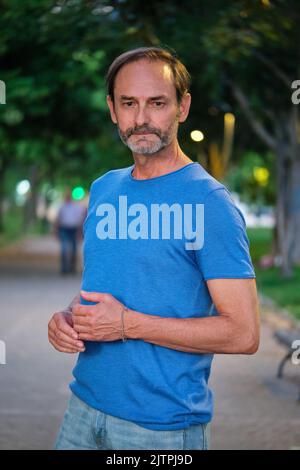 Außenportrait eines erwachsenen Mannes. Stockfoto