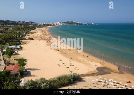 Blick entlang Strand mit der Altstadt von Vieste in der Ferne, Vieste, Apulien, Italien Stockfoto