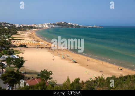 Blick entlang Strand mit der Altstadt von Vieste in der Ferne, Vieste, Apulien, Italien Stockfoto