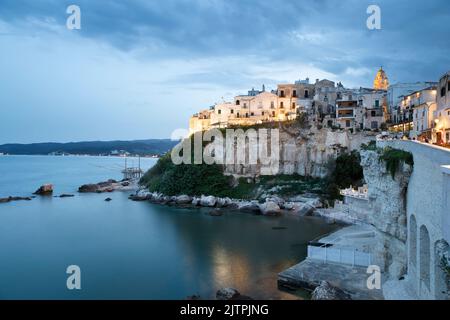 Blick über die Altstadt mit Bars und Restaurants bei Nacht in Vieste Stockfoto