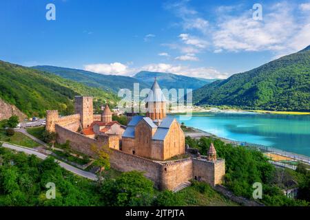 Luftaufnahme des Ananuri Fortress Complex in Georgien. Stockfoto