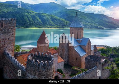 Luftaufnahme des Ananuri Fortress Complex in Georgien. Stockfoto