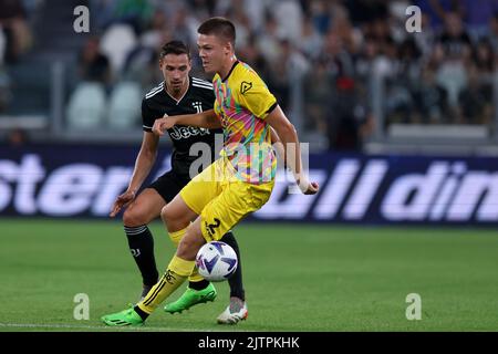 Emil Holm von Spezia Calcio kontrolliert den Ball während des Serie-A-Spiels zwischen Juventus FC und Spezia Calcio im Allianz-Stadion am 31. August 2022 in Turin, Italien. Stockfoto