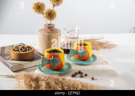 türkischer Kaffee auf dem Tisch mit Kaffeetassen aus Keramik und Kaffeebohnen Stockfoto