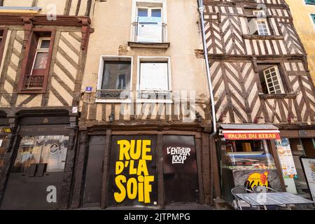 Alte Fachwerkhäuser bereit für die Renovierung in Rennes, Frankreich Stockfoto