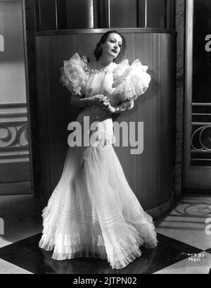 JOAN CRAWFORD Porträt von GEORGE HURRELL im Kleid von GILBERT ADRIAN getragen in LETTY LYNTON 1932 Regisseur CLARENCE BROWN Novel Marie Belloc Lowndes Produzentin Hunt Stromberg Metro Goldwyn Mayer Stockfoto