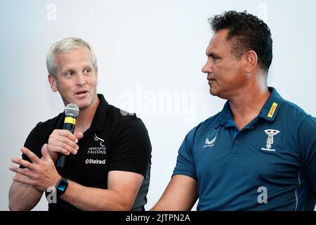 Dave Walder (links), Cheftrainer von Newcastle Falcons, und Tabai Minson, Cheftrainer von Harlequins, während des Saisonauftakt der Gallagher Premiership im Twickenham Stadium, London. Bilddatum: Donnerstag, 1. September 2022. Stockfoto