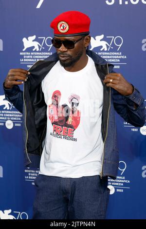 Bobi Wine posiert bei der Fotoaufnahme von „Bobi Wine: Ghetto President“ während des Internationalen Filmfestivals von Venedig 79. im Palazzo del Cinema am Lido in Venedig, Italien, am 01. September 2022. Stockfoto