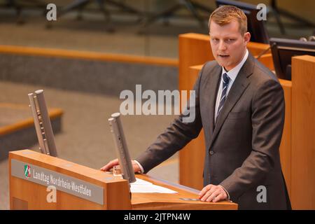 Düsseldorf, Deutschland. 01. September 2022. Henning Höne, Vorsitzender der Landtagsfraktion der FDP, spricht im landtag. Thema der landtagsversammlung sind die Reaktionen auf die Regierungserklärung von Ministerpräsident Wüst. Zudem will eine breite parlamentarische Mehrheit von CDU, SPD, Grünen und FDP die Landesregierung anweisen, eine Partnerregion in der Ukraine für das Land zu suchen. Kredit: Thomas Bandeyer/dpa/Alamy Live Nachrichten Stockfoto