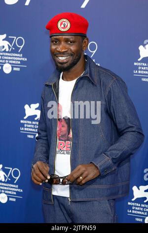 Bobi Wine posiert bei der Fotoaufnahme von „Bobi Wine: Ghetto President“ während des Internationalen Filmfestivals von Venedig 79. im Palazzo del Cinema am Lido in Venedig, Italien, am 01. September 2022. Stockfoto