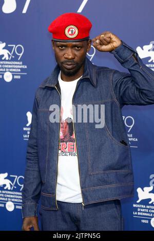 Bobi Wine posiert bei der Fotoaufnahme von „Bobi Wine: Ghetto President“ während des Internationalen Filmfestivals von Venedig 79. im Palazzo del Cinema am Lido in Venedig, Italien, am 01. September 2022. Stockfoto