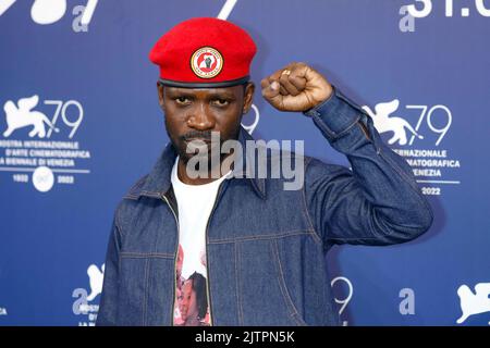 Bobi Wine posiert bei der Fotoaufnahme von „Bobi Wine: Ghetto President“ während des Internationalen Filmfestivals von Venedig 79. im Palazzo del Cinema am Lido in Venedig, Italien, am 01. September 2022. Stockfoto