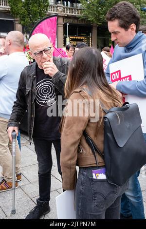 Belfast, Großbritannien. 31 August 2022. Eamonn McCann (in schwarz) Veteran Politiker und Journalist bei der CWU NI Kundgebung vor dem Rathaus von Belfast. Stockfoto