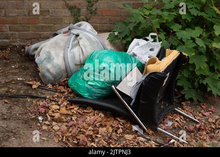 Slough, berkshire, Großbritannien. 1.. September 2022. Müllfliege kippte auf einer Straße in Slough. Die Bewohner von Slough, Bekshire, werden derzeit jede Woche ihre Abfalleimer geleert, es bestehen jedoch Bedenken, dass dies auf einen vierzehntägigen Dienst umgestellt wird. Slough hat bereits schreckliche Probleme mit den Bewohnern, die mit kippenden Möbeln und Müll auf der Straße fliegen. Vor fast einem Jahr zog das nahe gelegene Windsor in einen vierzehntägigen Dienst für Haushaltsabfälle um. Quelle: Maureen McLean/Alamy Live News Stockfoto