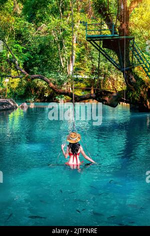 Touristen genießen die Blaue Lagune in Vang Vieng, Laos. Stockfoto