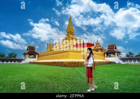 Asiatische Frau trägt laos traditionell in Phra That luang in Vientiane, Laos. Stockfoto