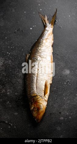 Geräucherter Hering auf einem Holztisch, Draufsicht. Stockfoto