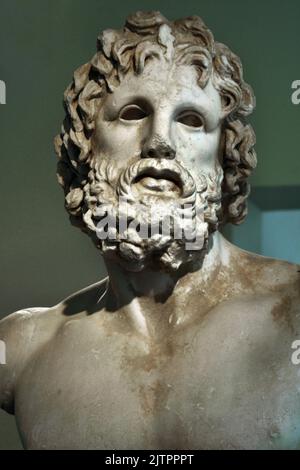 Asklepios, Statue des Asklepios gefunden in Mounichia, in der, Heiligtum des Asklepius, Archäologisches Nationalmuseum in Athen, Marmor, griechischer Gott der Heilung. Stockfoto