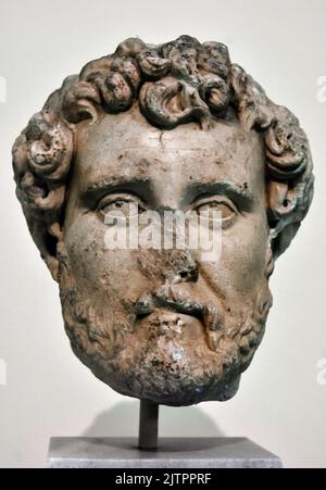 Kolossaler Porträtkopf des römischen Kaiser Hadrian (117–138 n. Chr.), gefunden in Athen. Nationales Archäologisches Museum in Athen. Marmor, Stockfoto