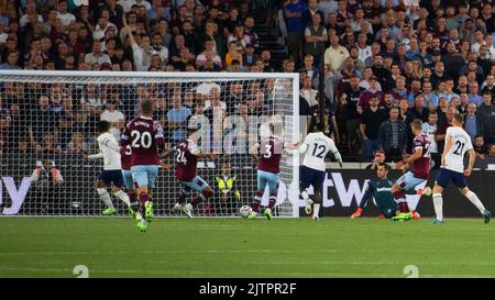 London, Großbritannien. 31. August 2022. Thilo Kehrer von West Ham Utd (24) schießt ein eigenes Tor und bringt Tottenham Hotspur 0-1 vor sich. Premier League Spiel, West Ham Utd gegen Tottenham Hotspur im London Stadium, Queen Elizabeth Olympic Park in London am Mittwoch, 31.. August 2022. Dieses Bild darf nur für redaktionelle Zwecke verwendet werden. Redaktionelle Verwendung nur Bild von Sandra Mailer/Andrew Orchard Sport Fotografie/Alamy Live Nachrichten Kredit: Andrew Orchard Sport Fotografie/Alamy Live Nachrichten Stockfoto