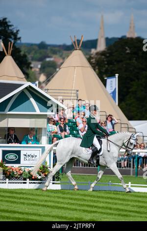 Stamford, Großbritannien. 1. September 2022. Padraig McCarthy fährt während der HHS Noble Call Dressage Phase am 1. Tag der 2022 Land Rover Burghley Horse Trials, die auf dem Gelände des Burghley House in Stamford, Lincolnshire, England, Großbritannien, abgehalten wurden. Quelle: Jonathan Clarke/Alamy Live News Stockfoto