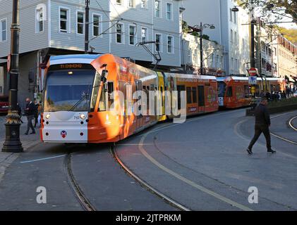 ISTANBUL, TÜRKEI-OKTOBER 30: Moderne türkische Straßenbahn fährt am Gulhane Park vorbei. Oktober 30,2021 in Istanbul, Türkei Stockfoto