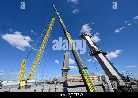 Düsseldorf, Deutschland. 01. September 2022. Blick auf den Bauabschnitt am linken Rheinufer für die neue Autobahnbrücke in Leverkusen, wo am Donnerstag die Masten für die Kabelstützkonstruktion errichtet wurden. Die Kabelkonstruktion wird später die Konstruktion über dem Wasser sichern. Quelle: Roberto Pfeil/dpa/Alamy Live News Stockfoto