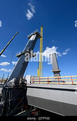 Düsseldorf, Deutschland. 01. September 2022. Blick auf den Bauabschnitt am linken Rheinufer für die neue Autobahnbrücke in Leverkusen, wo am Donnerstag die Masten für die Kabelstützkonstruktion errichtet wurden. Die Kabelkonstruktion wird später die Konstruktion über dem Wasser sichern. Quelle: Roberto Pfeil/dpa/Alamy Live News Stockfoto