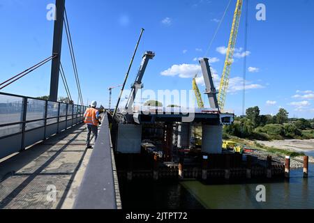 Düsseldorf, Deutschland. 01. September 2022. Blick auf den Bauabschnitt am linken Rheinufer für die neue Autobahnbrücke in Leverkusen, wo am Donnerstag die Masten für die Kabelstützkonstruktion errichtet wurden. Die Kabelkonstruktion wird später die Konstruktion über dem Wasser sichern. Quelle: Roberto Pfeil/dpa/Alamy Live News Stockfoto