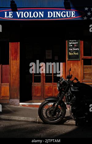 Fahrrad vor einem Pub in Paris geparkt Stockfoto