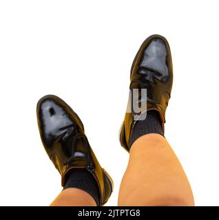Herrenbeine tragen Schuhe isoliert auf weißem Hintergrund mit Clipping Path. Stockfoto